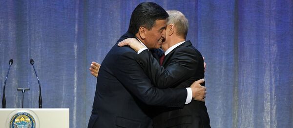 Кыргызстан жана Россиянын президенттери Сооронбай Жээнбеков менен Владимир Путин эки өлкөнүн кайчылаш жылын расмий ачты - Sputnik Кыргызстан