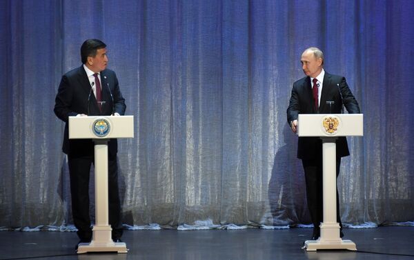 Президенты Сооронбай Жээнбеков и Владимир Путин дали официальный старт перекрестному году Кыргызстана и России - Sputnik Кыргызстан