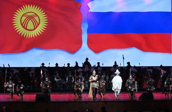 Президент РФ В. Путин и президент Киргизии С. Жээнбеков приняли участие в церемония открытия перекрестного Года России и Киргизии - Sputnik Кыргызстан