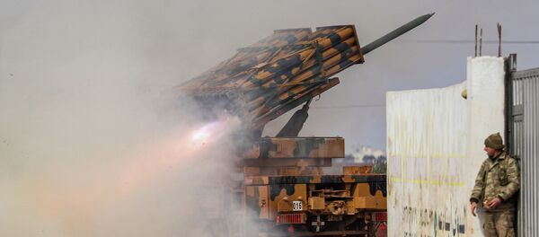 Турецкая военная мобильная ракетная пусковая установка ведет огонь в направлении сирийских правительственных сил в Идлибе. 14 февраля 2020 года - Sputnik Кыргызстан