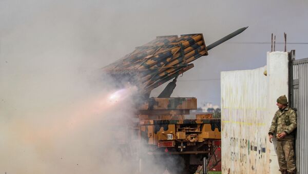 Турецкая военная мобильная ракетная пусковая установка ведет огонь в направлении сирийских правительственных сил в Идлибе. 14 февраля 2020 года - Sputnik Кыргызстан