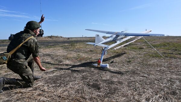 Военнослужащий запускает беспилотный летательный аппарат. Архивное фото - Sputnik Кыргызстан