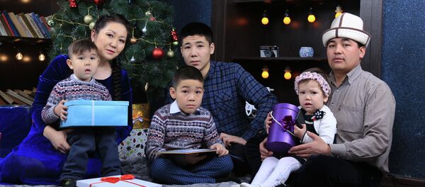 Манасчы Дөөлөт Сыдыков менен режиссёр Ырыс Окенованын үй-бүлөсү - Sputnik Кыргызстан