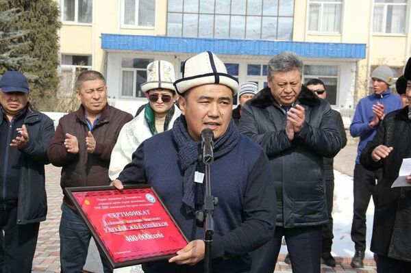 Чемпион Улукбек Нарындын ардактуу атуулу болуп, белекке BMW X5 алды - Sputnik Кыргызстан