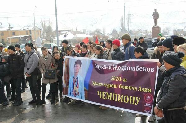 Чемпион Улукбек Нарындын ардактуу атуулу болуп, белекке BMW X5 алды - Sputnik Кыргызстан