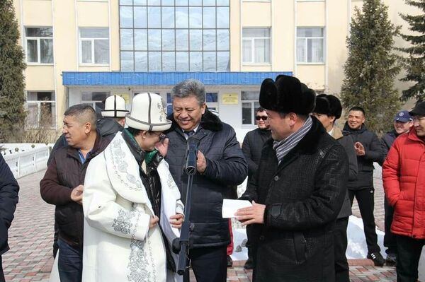 Чемпион Улукбек Нарындын ардактуу атуулу болуп, белекке BMW X5 алды - Sputnik Кыргызстан