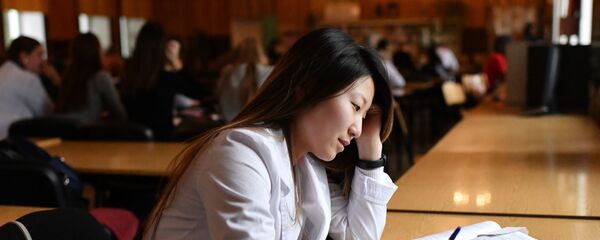 Студентка в библиотеке. Архивное фото - Sputnik Кыргызстан