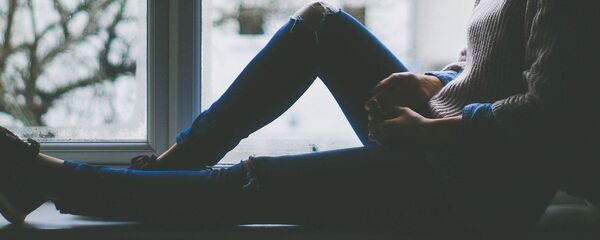 Терезенин жанында отурган кыз. Архив Терезенин жанында отурган кыз. Архив - Sputnik Кыргызстан