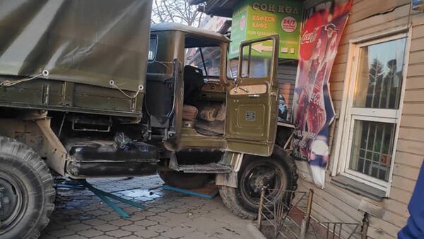 На месте ДТП с военным грузовиком в Бишкеке - Sputnik Кыргызстан