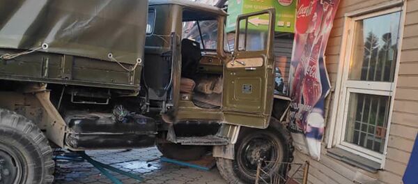 Бишкекте аскерлер бараткан унаа дүкөндү сүзүп кетти - Sputnik Кыргызстан