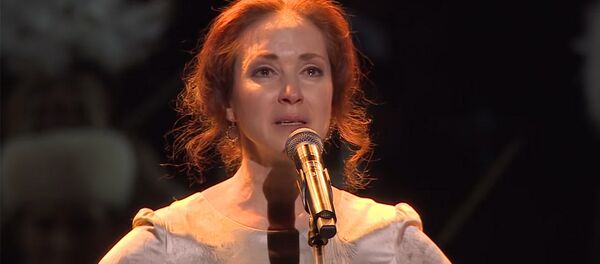 Буурчактаган көз жаш, эрдин тиштеген Путин. Кремлдеги Толгонайдын монологу. Видео - Sputnik Кыргызстан