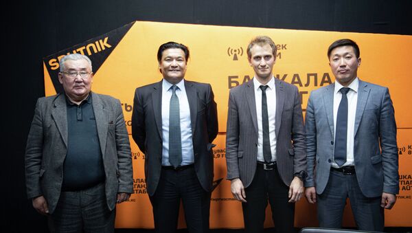 Ведущий и гости программы Об экономике и не только с Кубатом Рахимовым на радиостудии Sputnik Кыргызстан - Sputnik Кыргызстан
