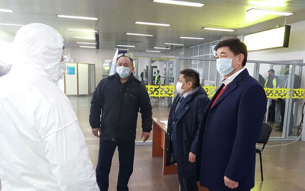 Премьер-министр Мухаммедкалый Абылгазиев посетил аэропорт Манас, чтобы лично ознакомиться с процессом проверки пассажиров, прибывающих из других стран - Sputnik Кыргызстан