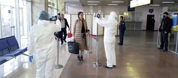 Манас аэропортундагы жүргүнчүлөрдү коронавируска текшерүү. Архив - Sputnik Кыргызстан