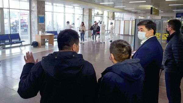 Премьер-министр Мухаммедкалый Абылгазиев посетил аэропорт Манас, чтобы лично ознакомиться с процессом проверки пассажиров, прибывающих из других стран - Sputnik Кыргызстан