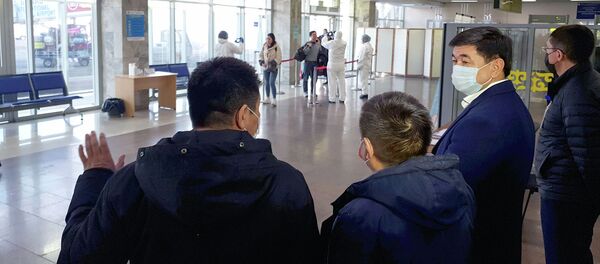 Премьер-министр Мухаммедкалый Абылгазиев посетил аэропорт Манас, чтобы лично ознакомиться с процессом проверки пассажиров, прибывающих из других стран - Sputnik Кыргызстан
