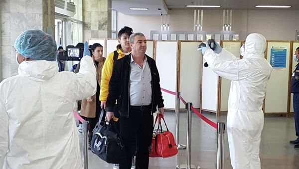  Медицинские работники в аэропорту Манас проверяют пассажиров, прибывающих из других стран - Sputnik Кыргызстан