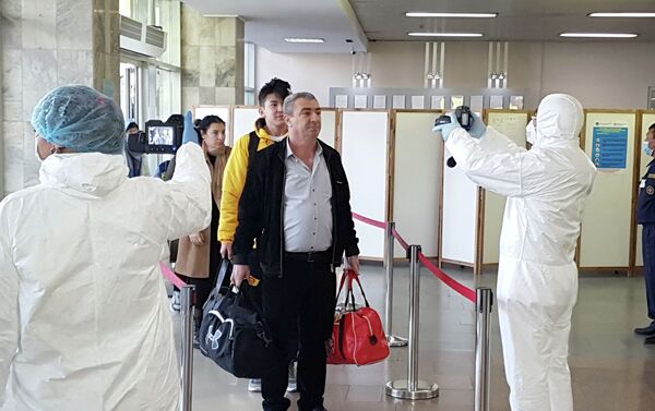 Премьер-министр присутствовал в аэропорту во время проверки граждан, прибывших из Турции - Sputnik Кыргызстан