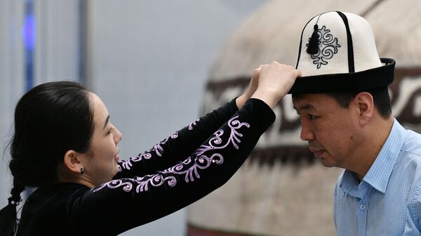 Калпак кийип жаткан адам. Архив - Sputnik Кыргызстан