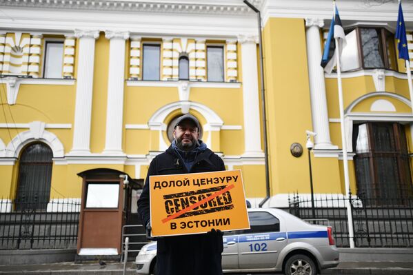 Одиночные пикеты у посольства Эстонии в Москве - Sputnik Кыргызстан