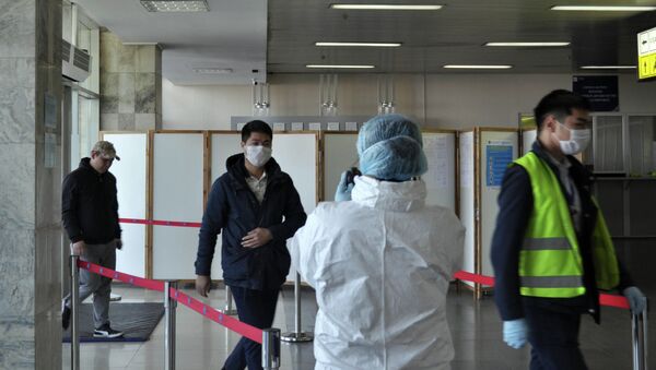 Медицинские работники во время учений на случай выявления человека с коронавирусом в аэропорту Манас. Архивное фото - Sputnik Кыргызстан