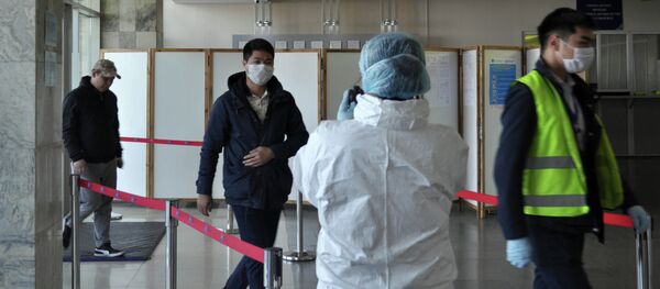 Медицинские работники во время учений на случай выявления человека с коронавирусом в аэропорту Манас. Архивное фото - Sputnik Кыргызстан