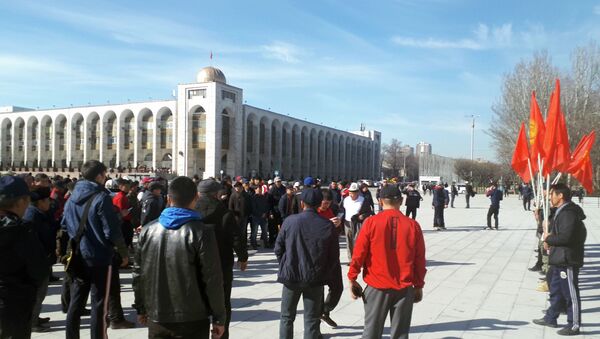 Митинг на площади Ала-Тоо в поддержку Садыра Жапарова в Бишкеке - Sputnik Кыргызстан
