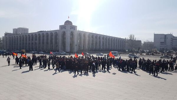 Митинг на площади Ала-Тоо в поддержку Садыра Жапарова в Бишкеке - Sputnik Кыргызстан