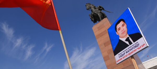 Сторонник Садыра Жапарова держит его портрет на акции протеста. Архивное фото Сторонник Садыра Жапарова держит его портрет на акции протеста. Архивное фото - Sputnik Кыргызстан