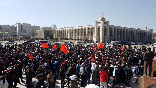 Митинг сторонников Садыра Жапарова на площади Ала-Тоо в Бишкеке  - Sputnik Кыргызстан