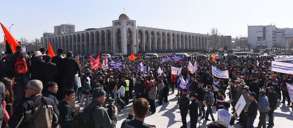 Митинг сторонников Садыра Жапарова на площади Ала-Тоо в Бишкеке - Sputnik Кыргызстан