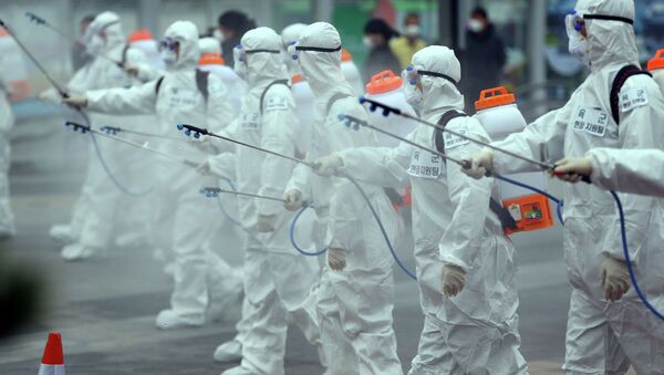 Южнокорейские солдаты, одетые в защитное снаряжение, дезинфицируют железнодорожную станцию - Sputnik Кыргызстан