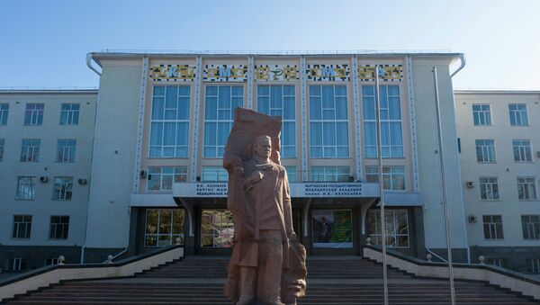 Памятник И. К. Ахунбаева у здания КГМА. Архивное фото - Sputnik Кыргызстан