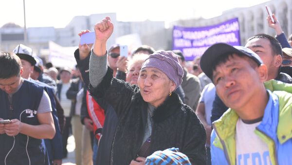 Митинг сторонников Садыра Жапарова на площади Ала-Тоо в Бишкеке - Sputnik Кыргызстан