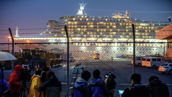 Частичный карантин круизного лайнера Diamond Princess в Йокогаме - Sputnik Кыргызстан