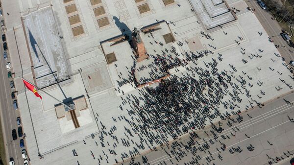 Жаз менен кошо башталган митингдин асмандан көрүнүшү. Фотофакт - Sputnik Кыргызстан