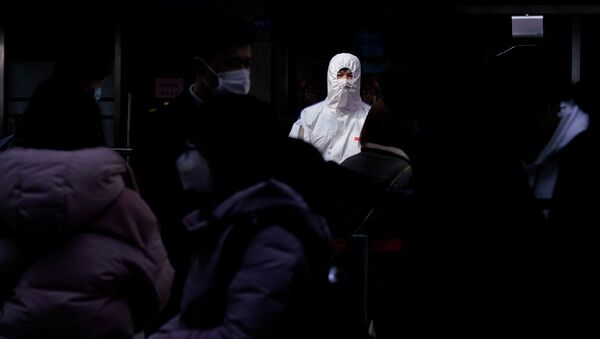 Пассажиры в масках прибывают на железнодорожный вокзал Шанхая - Sputnik Кыргызстан