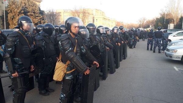 Сотрудники милиции в специальном обмундировании на площади Ала-Тоо в Бишкеке. - Sputnik Кыргызстан