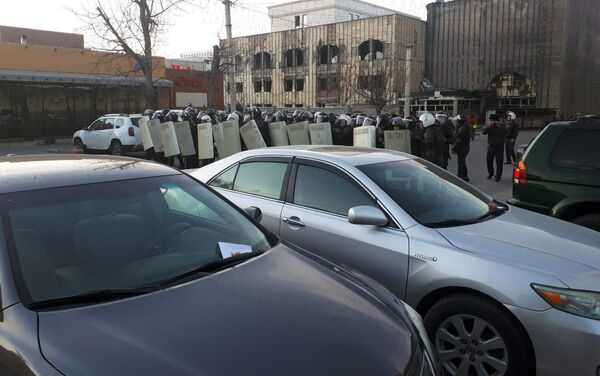 Митингующие закидывали милиционеров камнями - Sputnik Кыргызстан
