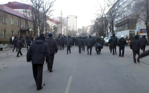 Они были вынуждены отступить в район улицы Льва Толстого - Sputnik Кыргызстан