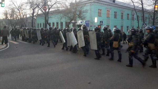 Сотрудники милиции после разгона митинга с площади Ала-Тоо в Бишкеке. - Sputnik Кыргызстан