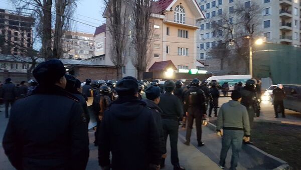 Сотрудники милиции во время разгона митингующих сторонников Садыра Жапарова - Sputnik Кыргызстан