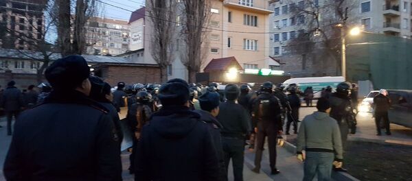 Сотрудники милиции во время разгона митингующих сторонников Садыра Жапарова - Sputnik Кыргызстан