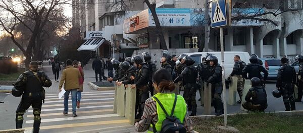 Сотрудники милиции во время разгона митингующих сторонников Садыра Жапарова - Sputnik Кыргызстан