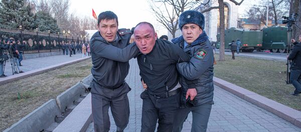 Митинг сторонников Садыра Жапарова на площади Ала-Тоо в Бишкеке - Sputnik Кыргызстан