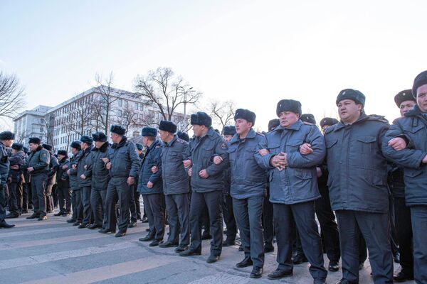 Милиционерлер митингчилерди кууп таратар алдында - Sputnik Кыргызстан