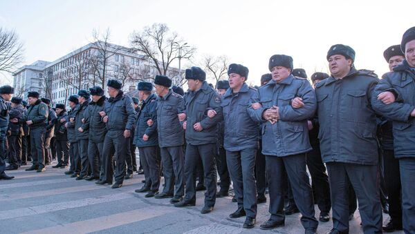 Сотрудники правоохранительных органов во время силового разгона участников митинга - Sputnik Кыргызстан