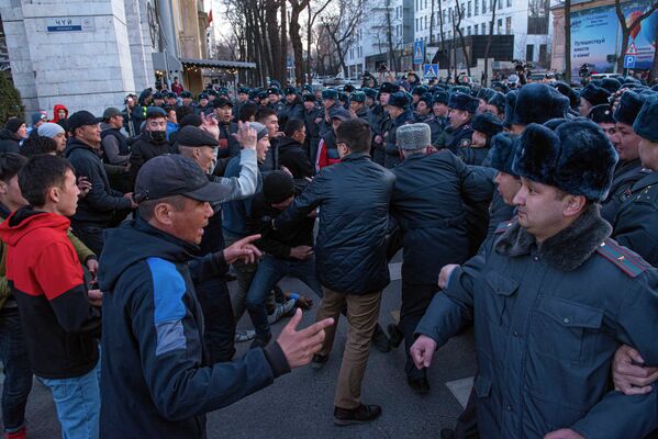 2020-жылдын 2-мартында Бишкек шаары. Милициянын жетекчиси кол алдындагылар менен митингчилерди кармап жатат - Sputnik Кыргызстан