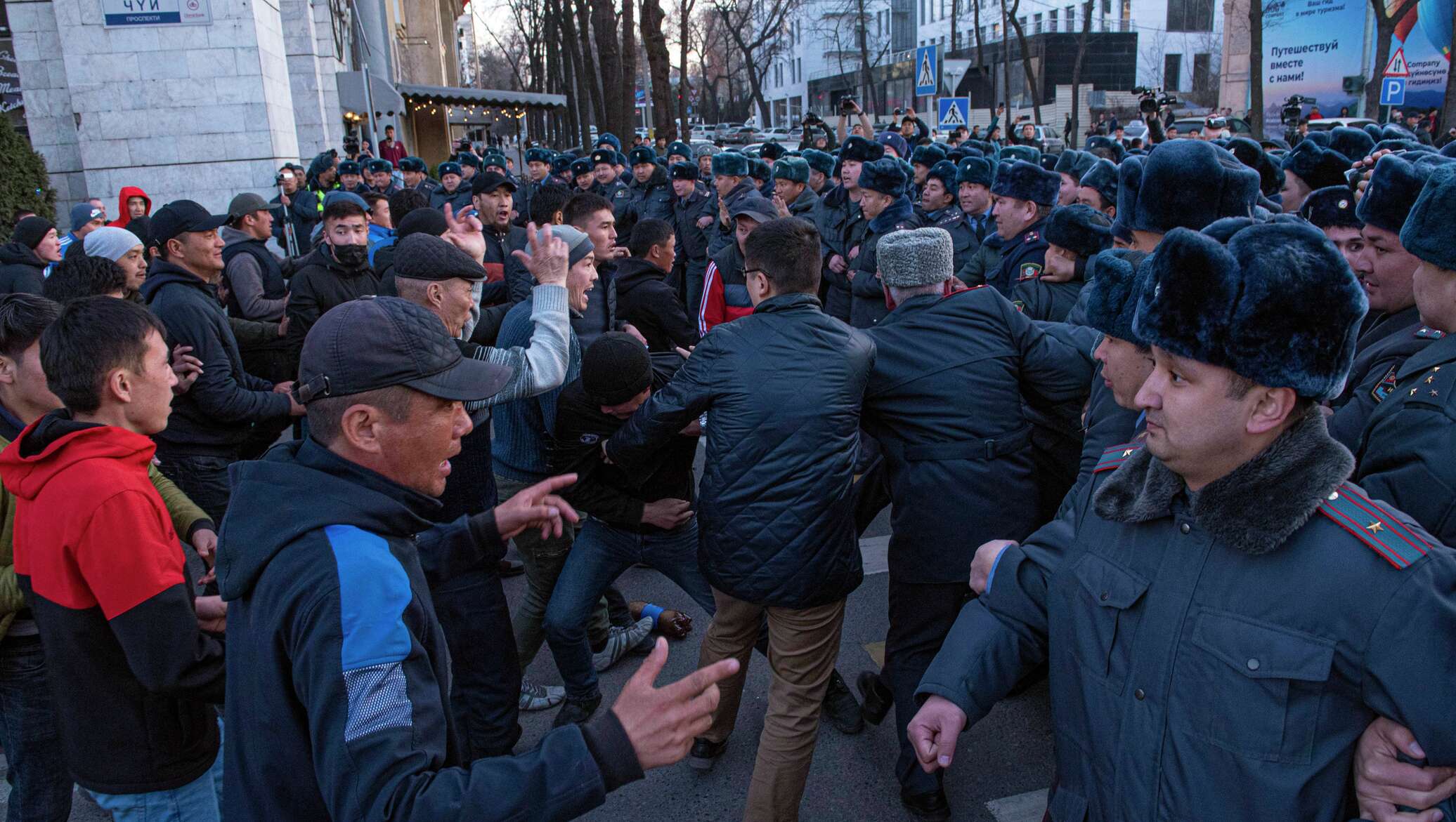 События в бишкеке сегодня. Кыргызстан революция 2020. Митинг Кыргызстан 2022. Митинг Бишкек. Беспорядки в Кыргызстан.