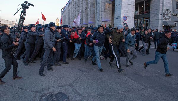 Сотрудники правоохранительных органов во время силового разгона сторонников Садыра Жапарова после митингов на площади Ала-Тоо в Бишкеке - Sputnik Кыргызстан